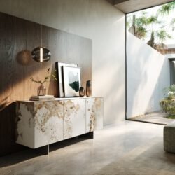 Sideboard Cuor 150 cm Keramik Minas Melange Weiß-Beige 3 Türen Fuß Schwebeoptik Edelstahl